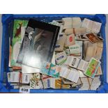 A large quantity of mixed collector's tea cards.