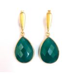 A pair of 925 silver gilt drop earrings set with faceted cut chrysoprase, L. 3.5cm.