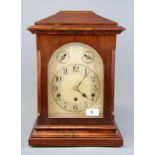 A mahogany veneered chiming mantle clock, H. 36cm.