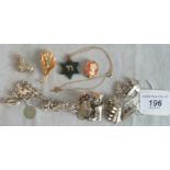 Four items of miscellaneous jewellery, to include: charm bracelet, two brooches and a pendant.