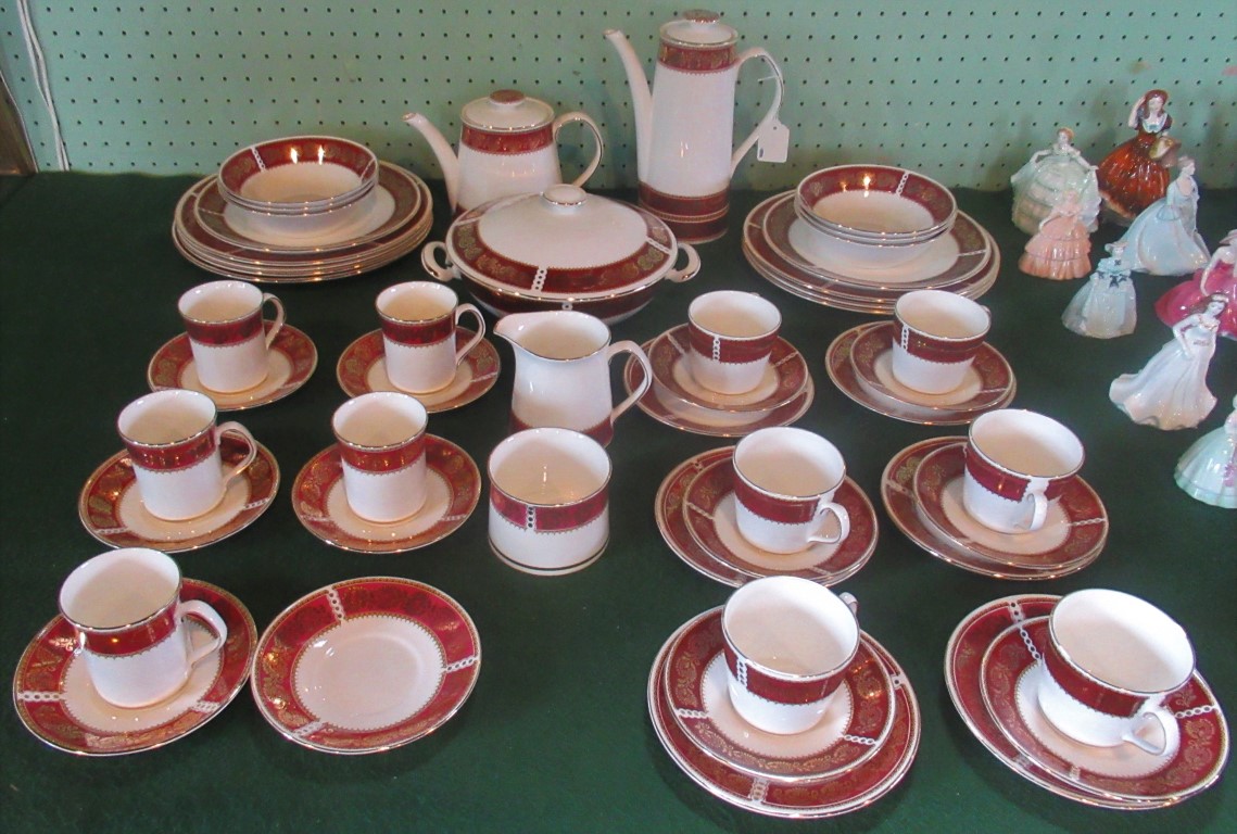 An 'Elizabethan' dinner, tea and coffee service, comprising: dinner plates, dessert bowls, teapot,