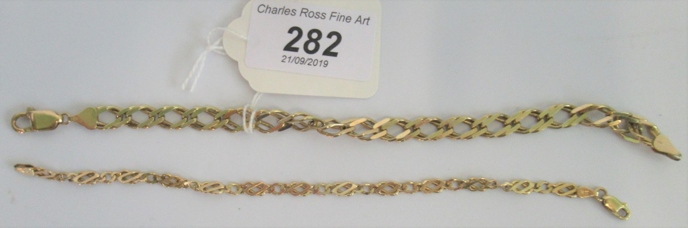 A 9 carat gold triple flat link bracelet with crabs claw clasp,