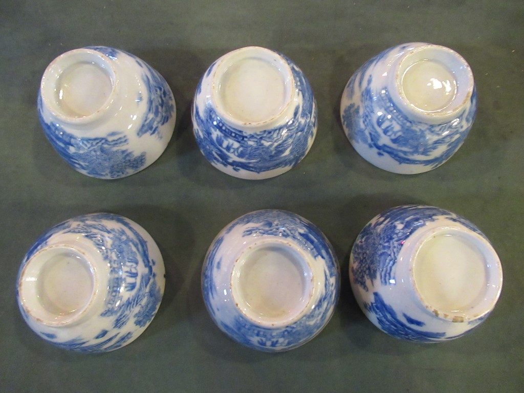 A set of six Miles Mason blue and white cups & saucers with Oriental decoration. - Image 4 of 4