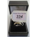 A gentleman's bi-coloured 18 carat gold and diamond ring,