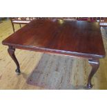 An Edwardian mahogany wind-out dining table (no leaves).