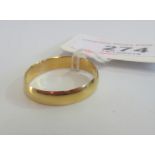 A plain yellow metal wedding band, stamped 21k, 3.5g, ring size 'O'.