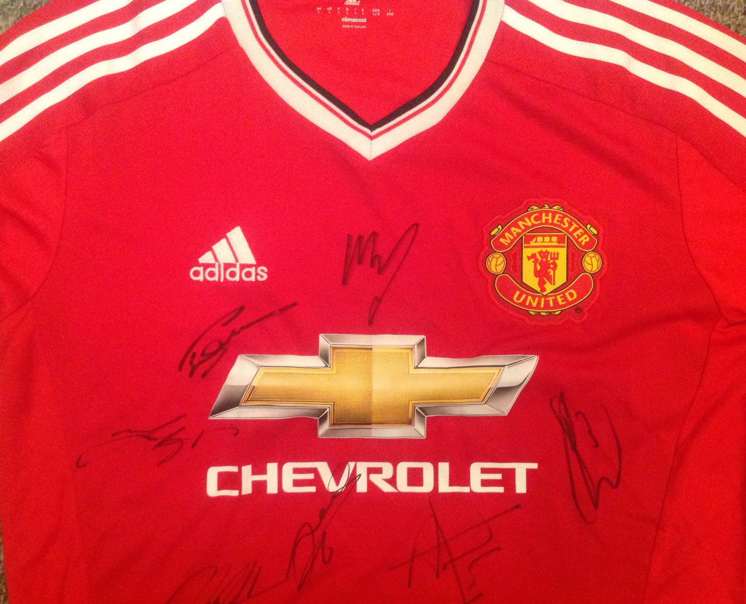 Football Manchester United signed replica home shirt signed by twelve United players past and - Image 3 of 3