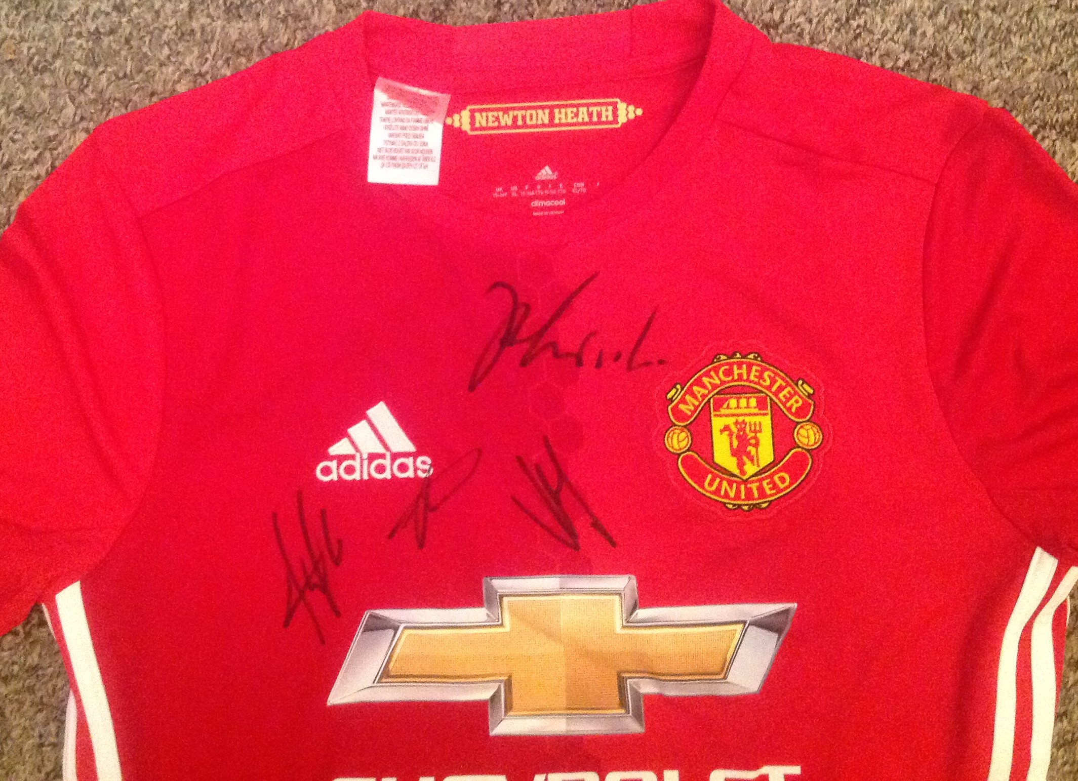 Football Manchester United signed home replica shirt signed by seventeen current and past squad - Image 3 of 3