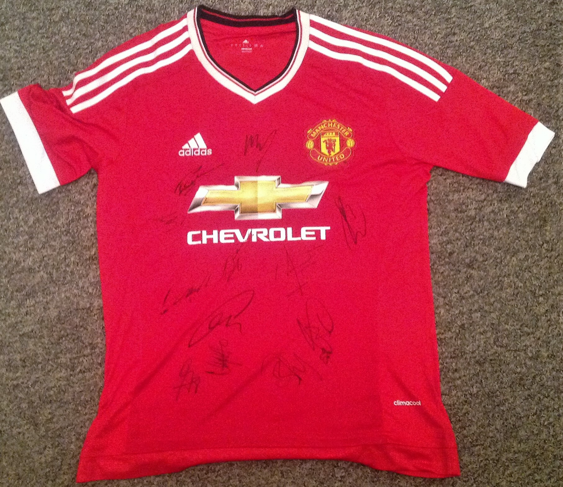 Football Manchester United signed replica home shirt signed by twelve United players past and