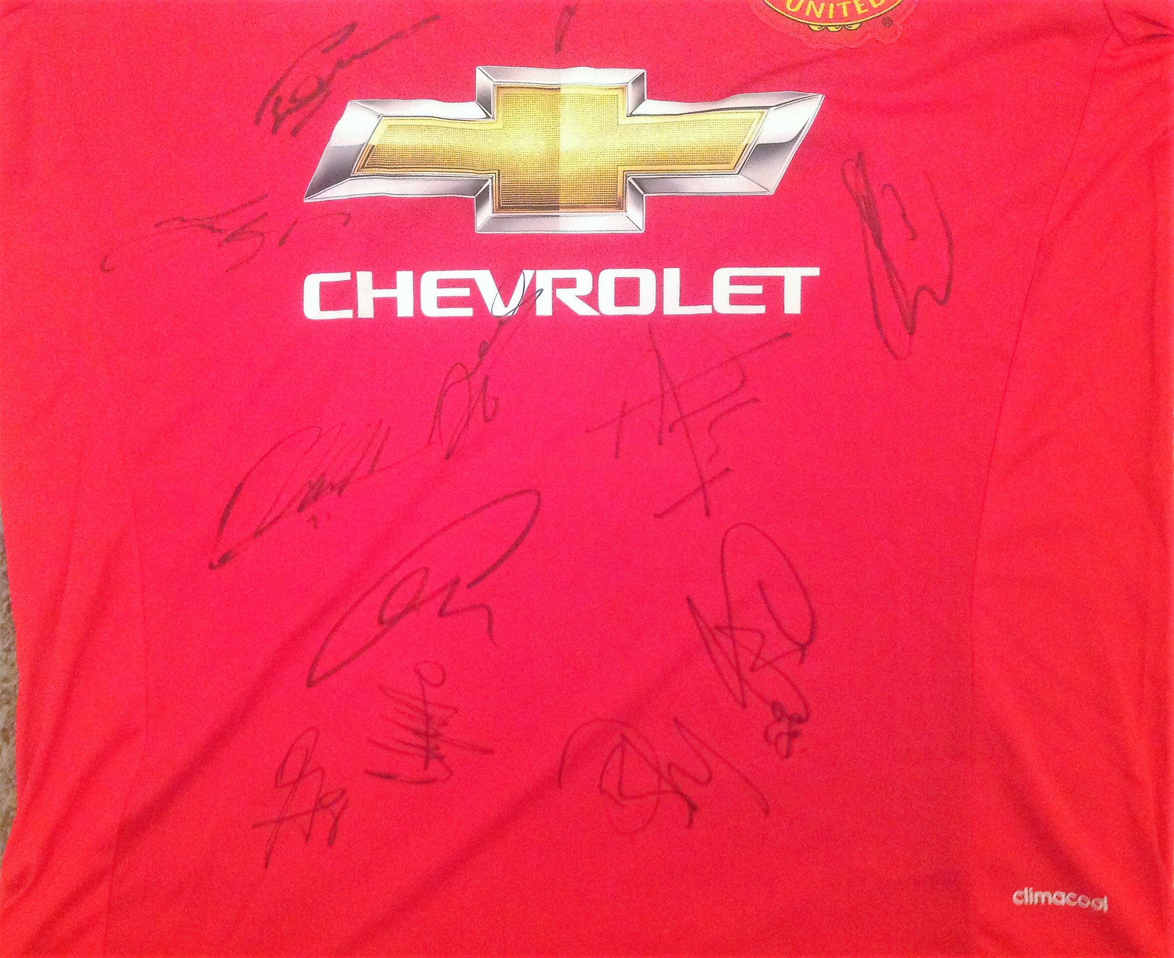 Football Manchester United signed replica home shirt signed by twelve United players past and - Image 2 of 3