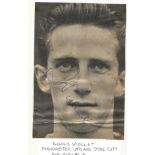 Dennis Viollet signed 6x4 b/w newspaper photo. (20 September 1933 - 6 March 1999) was an English