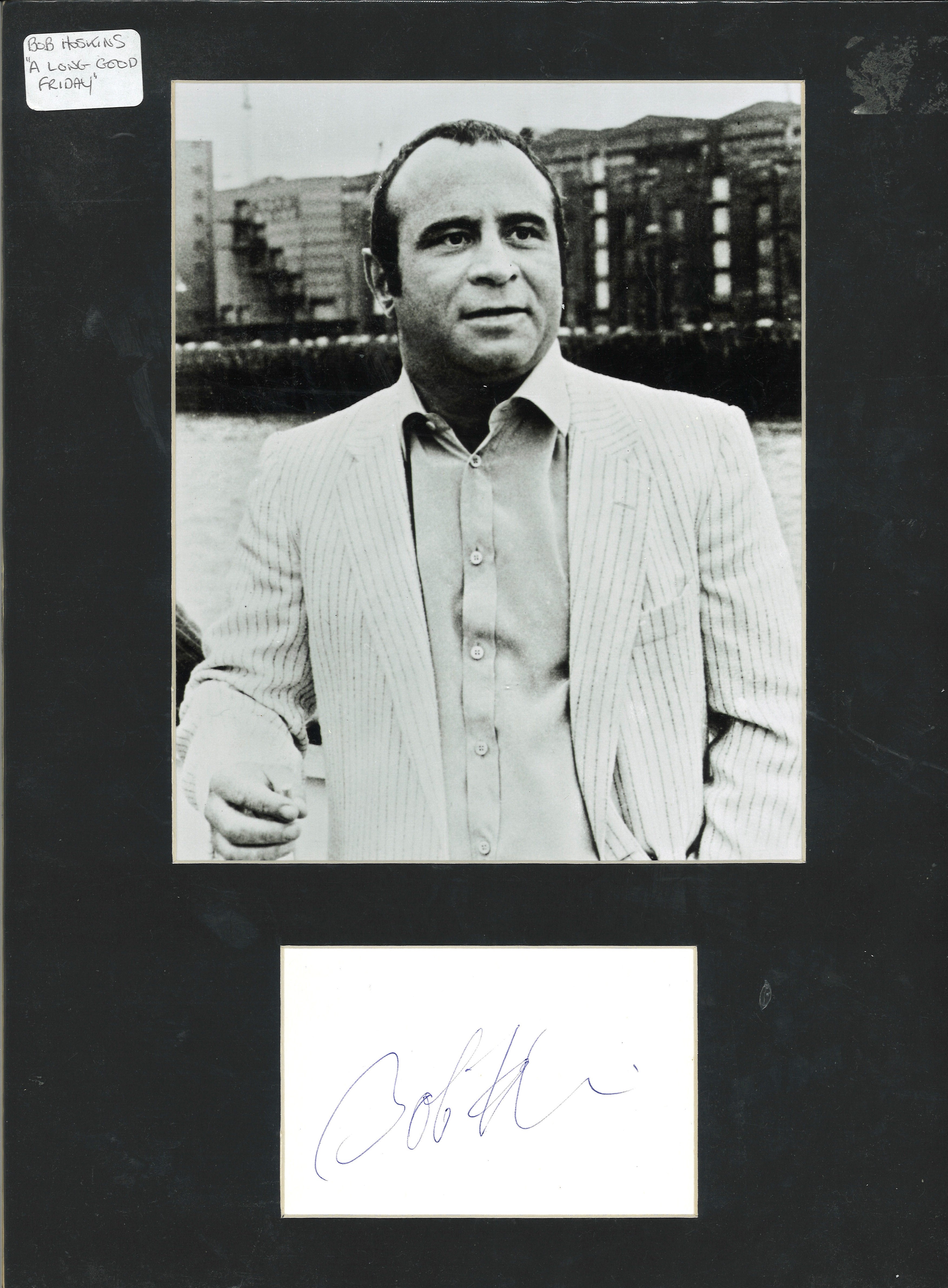 Bob Hoskins signed card mounted with 10 x 8 unsigned Long Good Friday b/w photo to approx 16 x 12.