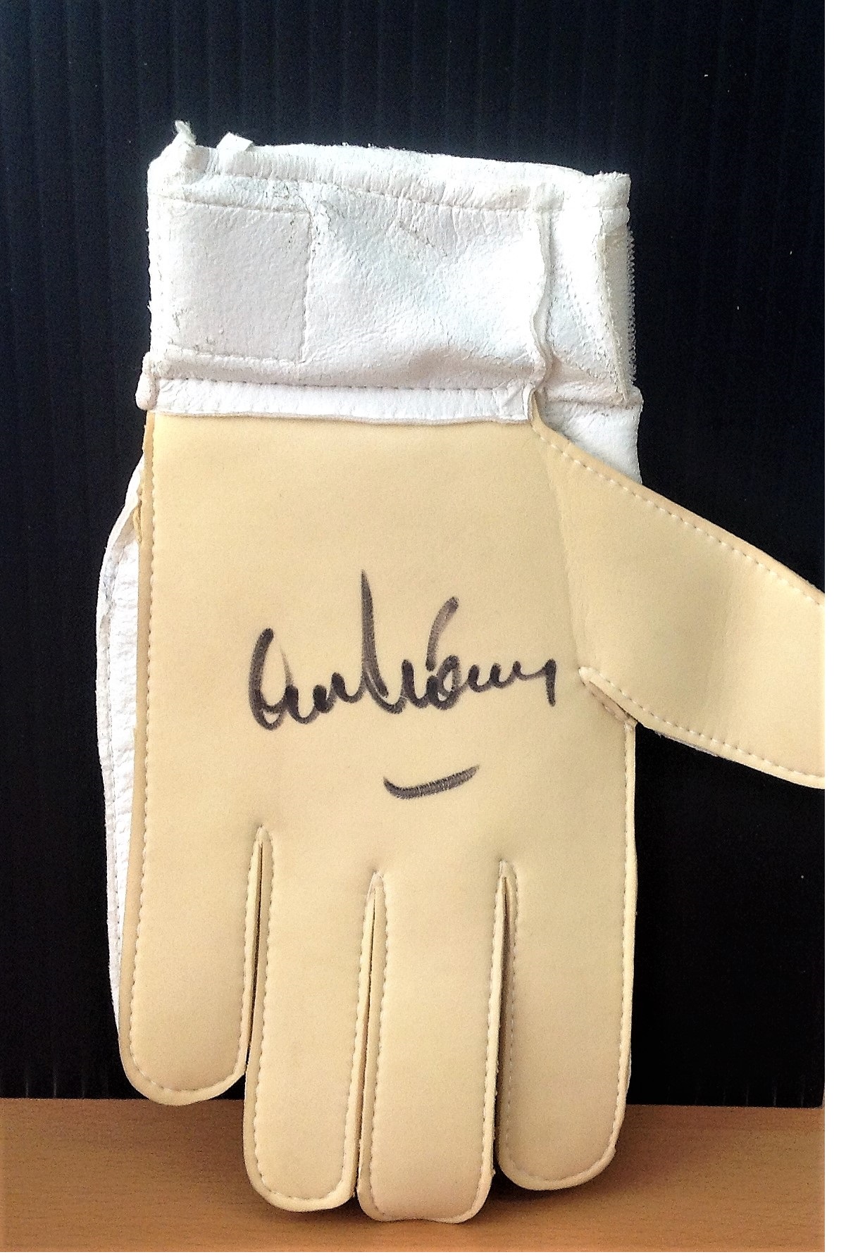 Football Alex Stepney signed Umbro Goalkeepers glove. Good condition Est.