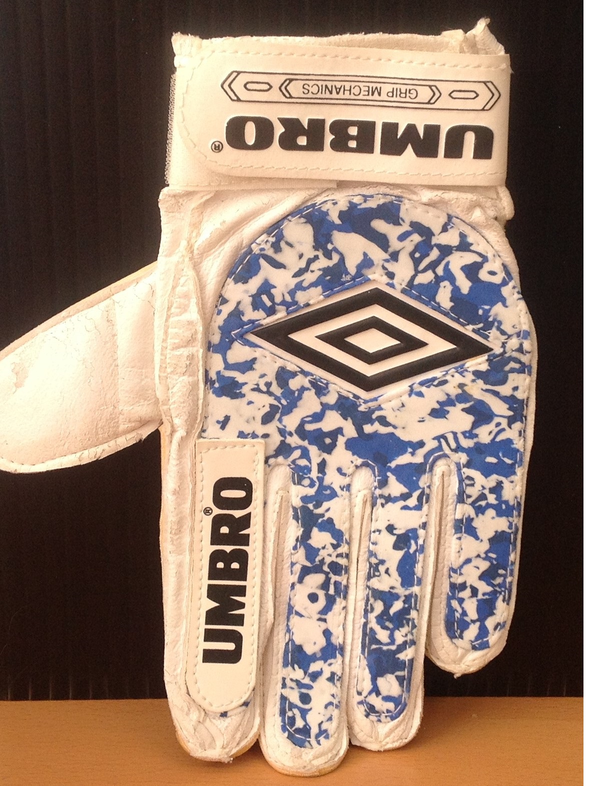 Football Alex Stepney signed Umbro Goalkeepers glove. Good condition Est. - Image 2 of 2