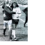 B/W Photo 12 X 8, Depicting Scotland Forward Denis Law And England Midfielder Alan Ball Arm In Arm