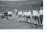 B/W Photo 12 X 8, Depicting A Wonderful Image Showing England Players Lining Up Shoulder To Shoulder