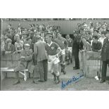 Autographed Gordon Banks photo, a superb image depicting Leicester captain Jimmy Walsh leading his