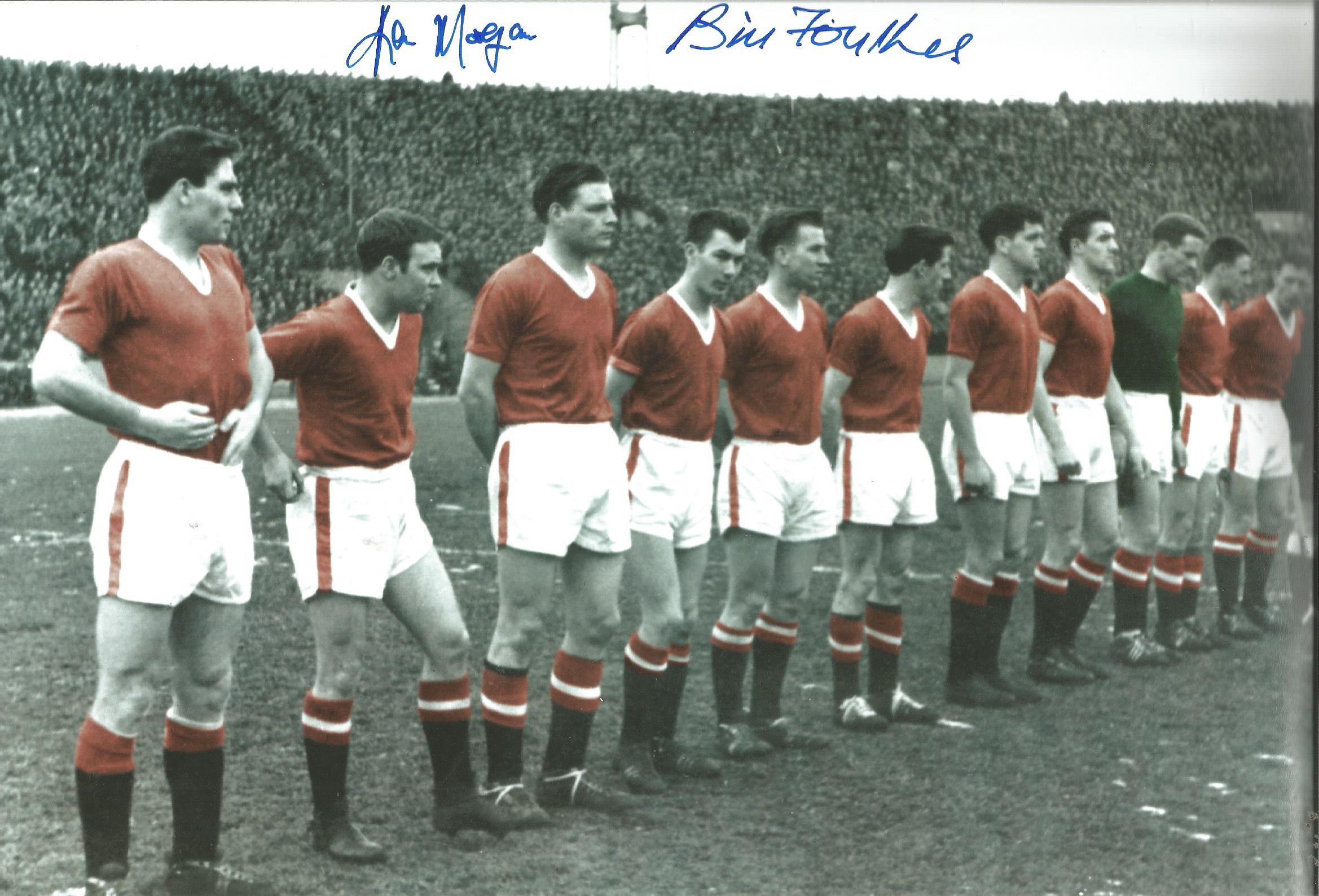 Autographed MAN UNITED 1958 photo, a superb image depicting players lining up shoulder to shoulder