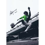 Football Autographed STEVE HEIGHWAY photo, a superb image depicting the Irish winger striking a full