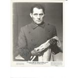 Robert Shaw signed 10 x 8 inch black and white movie still from The Hireling. 9 August 1927 - 28