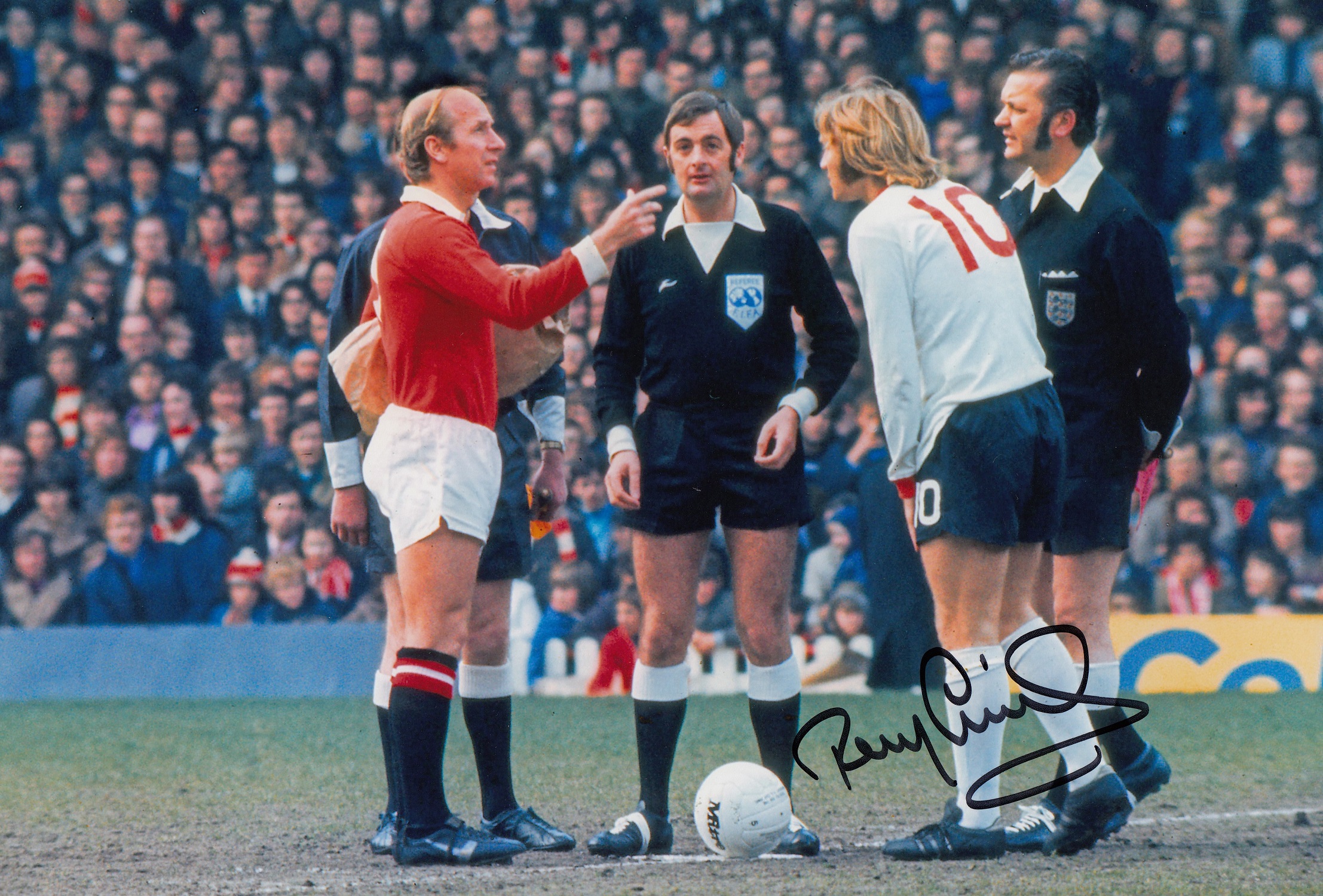 Football Autographed TONY CURRIE photo, a superb image depicting the Sheffield United captain in the