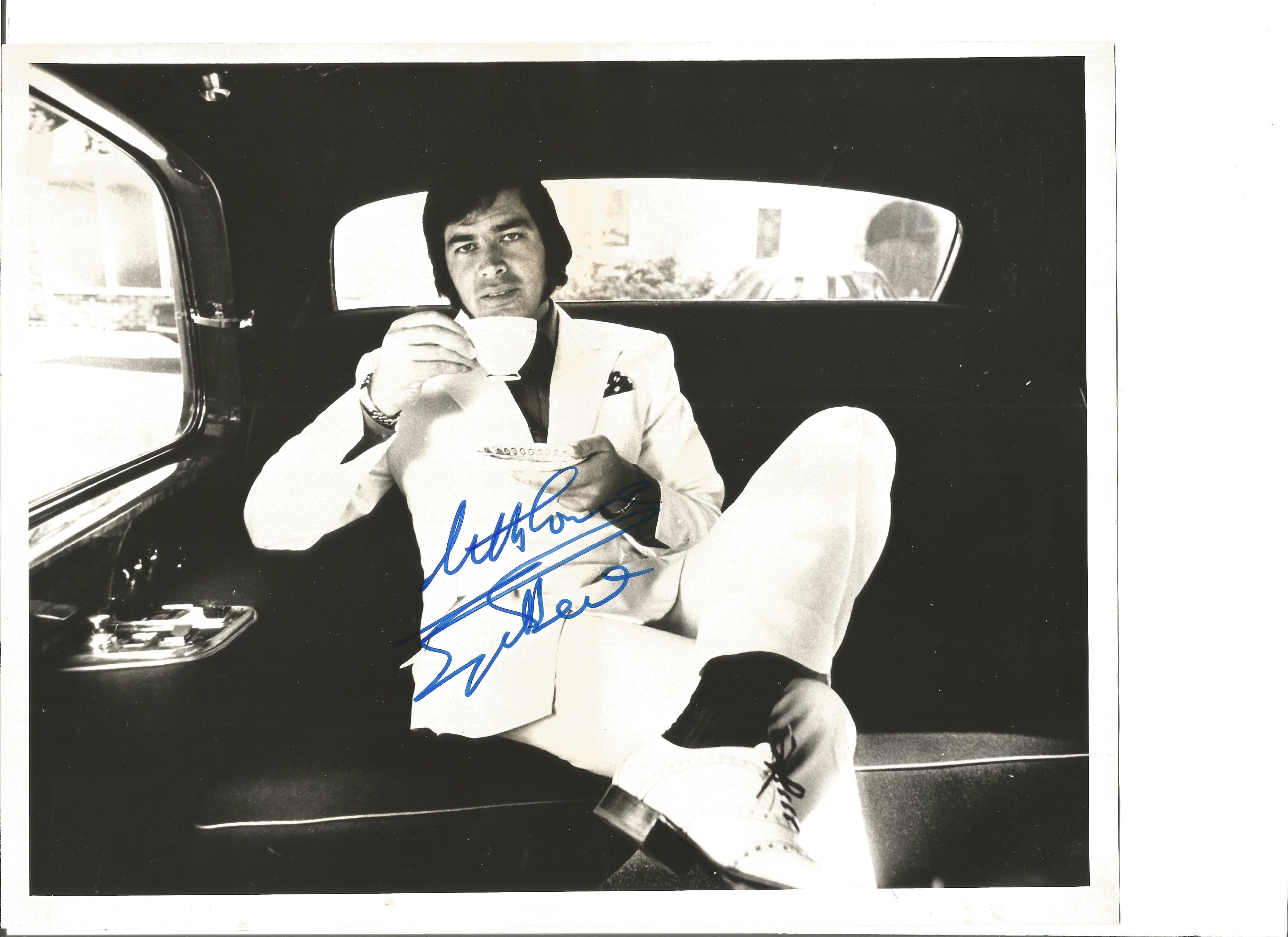 Engelbert Humperdinck Singer Signed 8x10 music Photo. Good Condition. All autographs are genuine