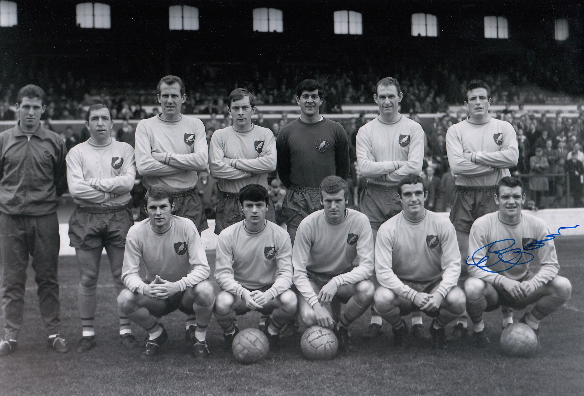 Football Autographed HUGH CURRAN photo, a superb image depicting Norwich City players posing for a