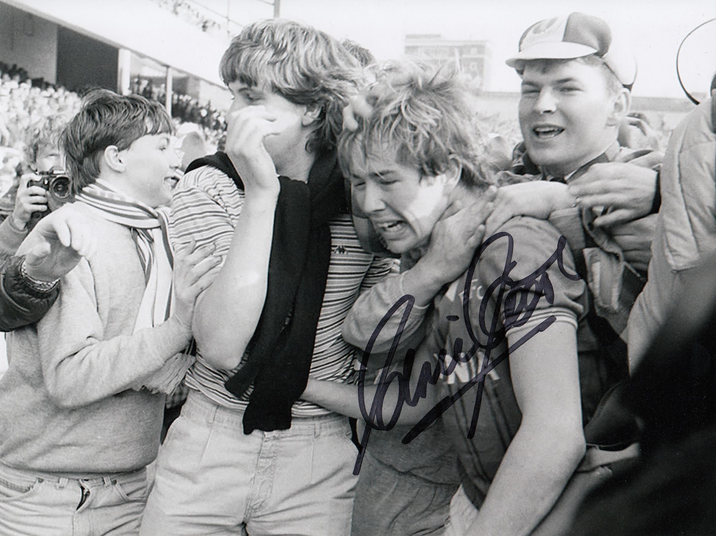 Football Autographed ADRIAN HEATH photo, a superb image depicting the Everton centre-forward being