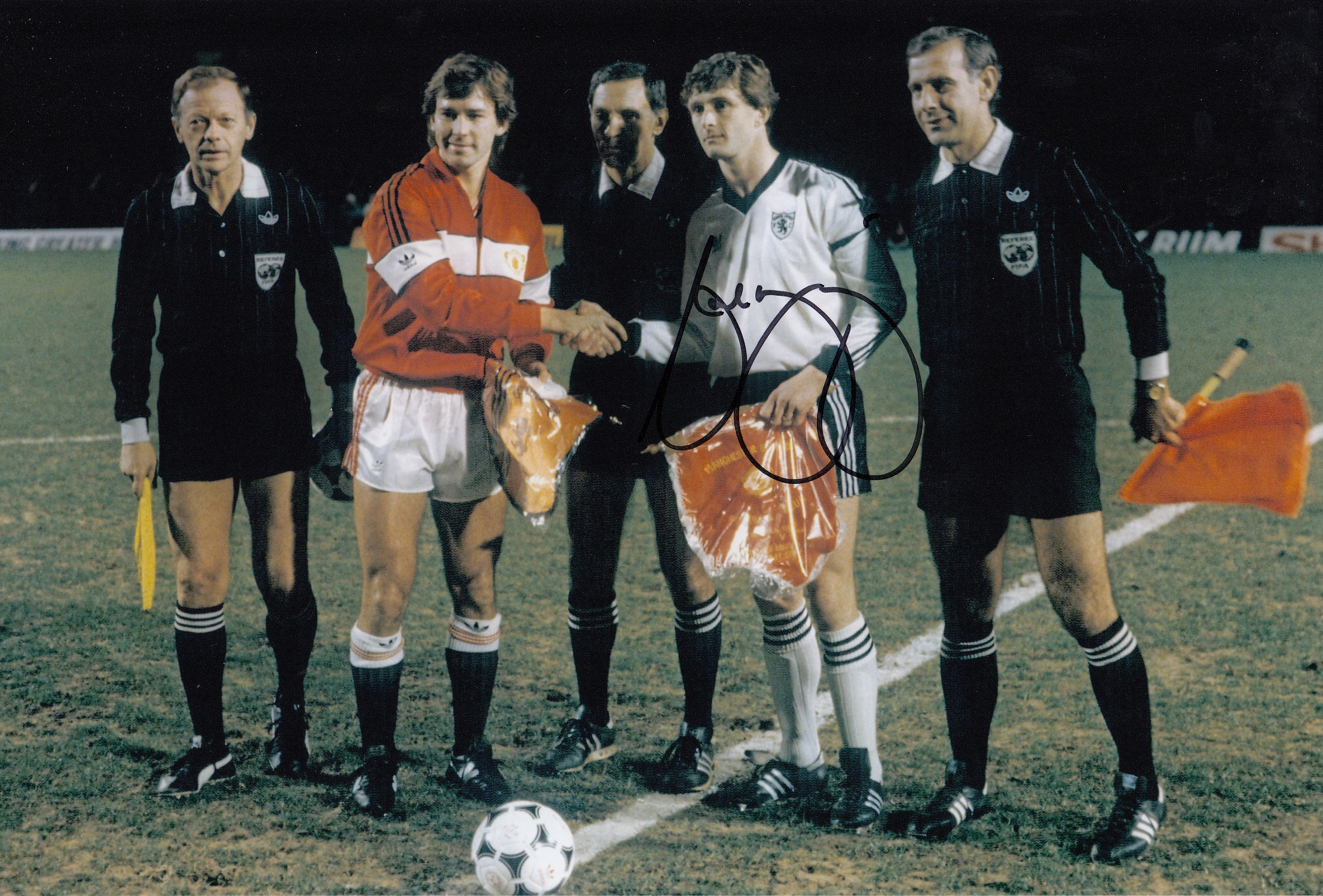 Football Autographed PAUL HEGARTY photo, a superb image depicting the Dundee United captain posing