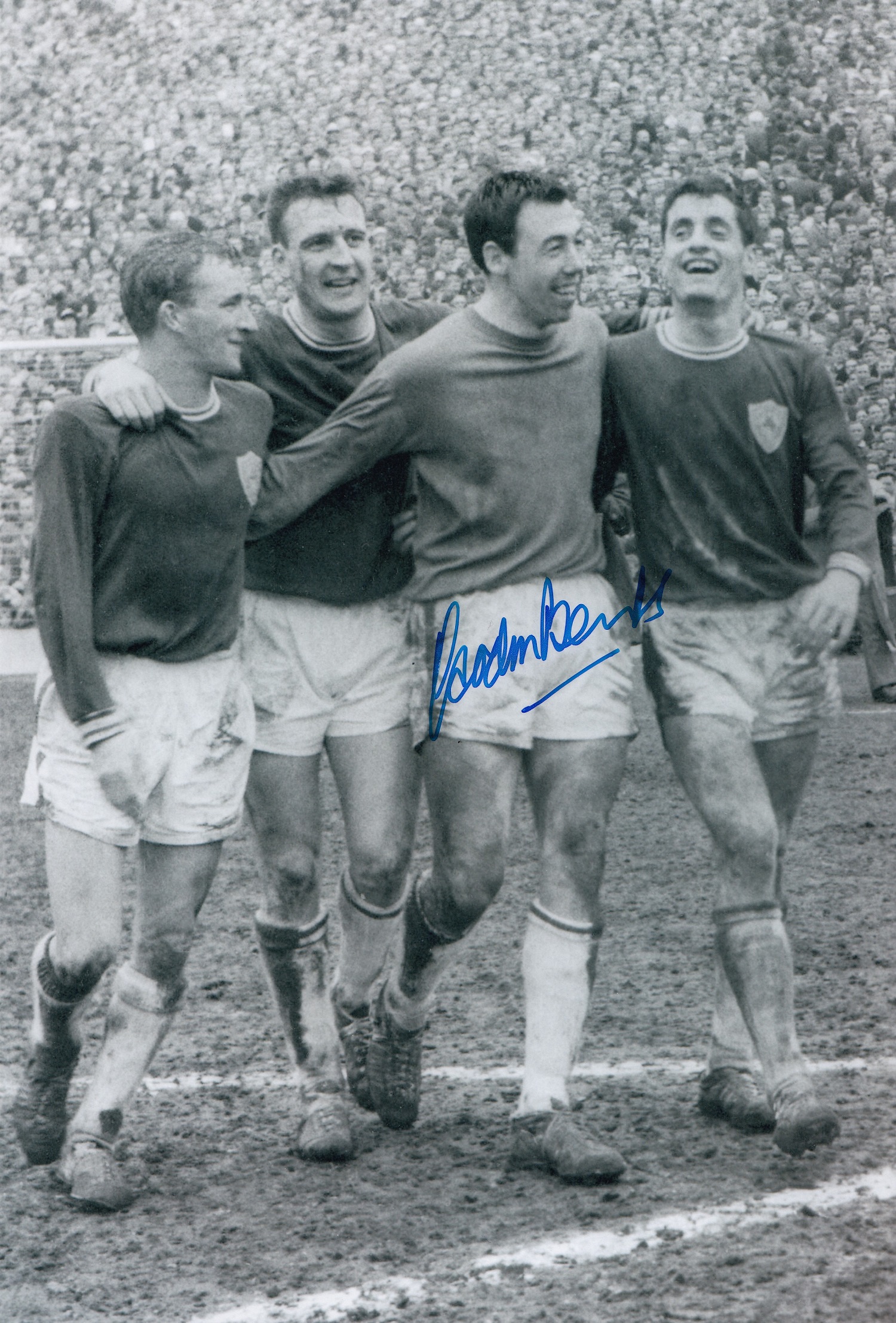 Football Autographed GORDON BANKS photo, a superb image depicting Leicester City players Gibson,