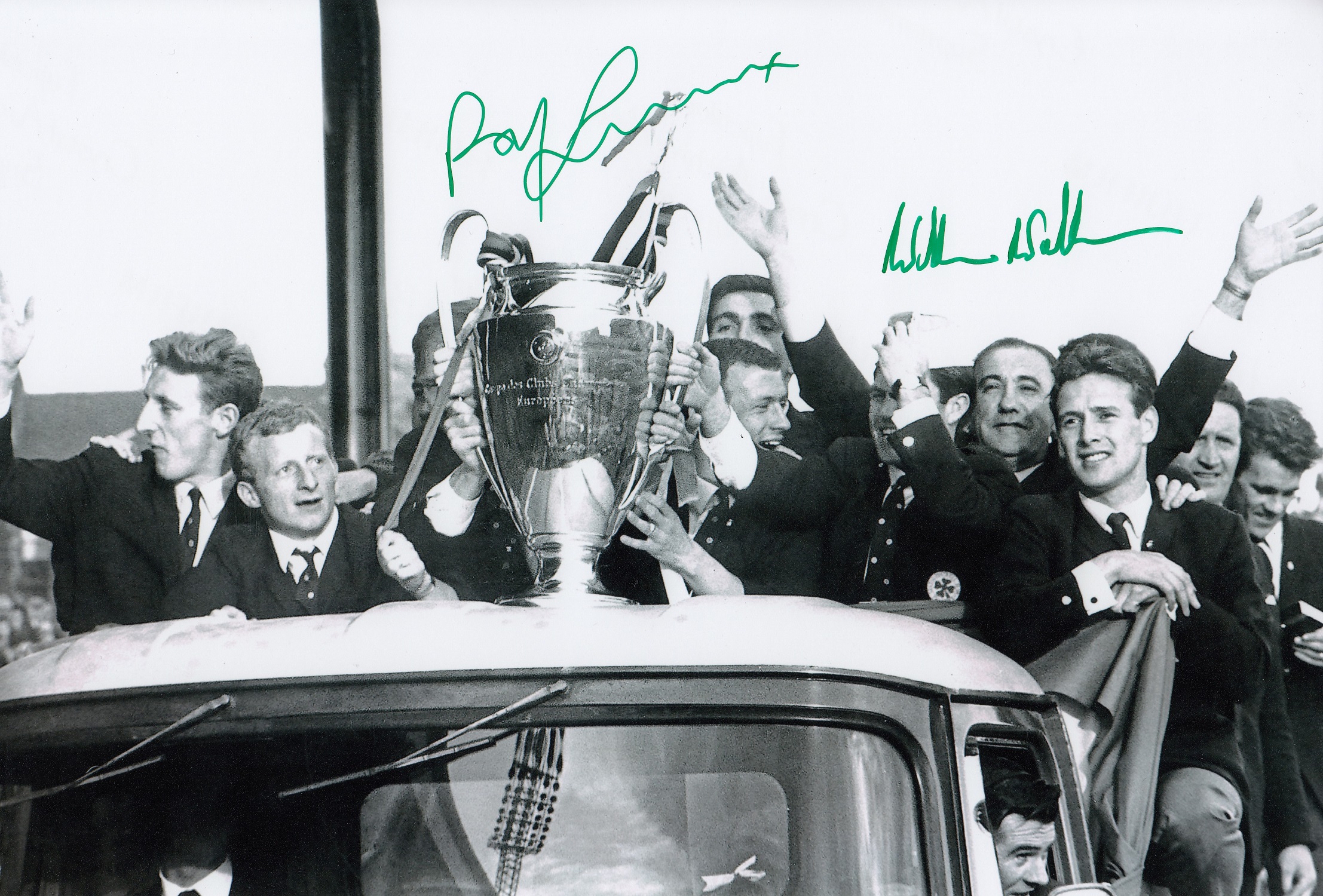 Football Autographed CELTIC 1967 photo, a superb image depicting Celtic s returning heroes aboard an