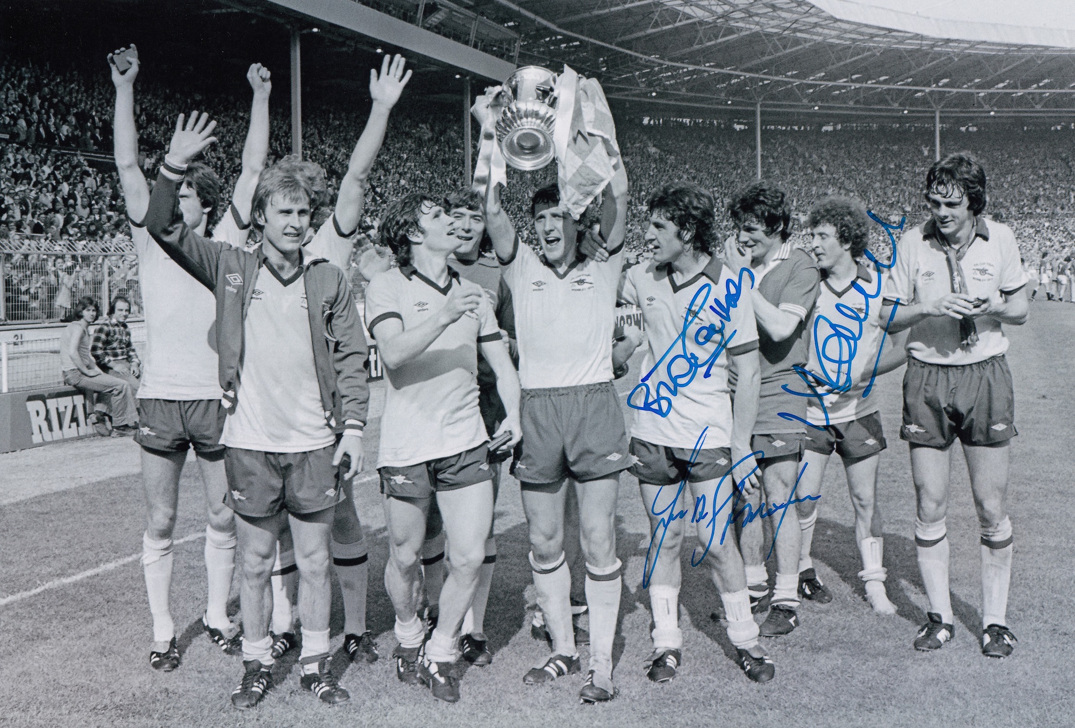 Football Autographed ARSENAL 1979 photo, a superb image depicting the 1979 FA Cup winners