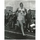 Sir Roger Bannister signed 10 x 8 b/w 4 minute mile photo. Sir Roger Gilbert Bannister CH CBE