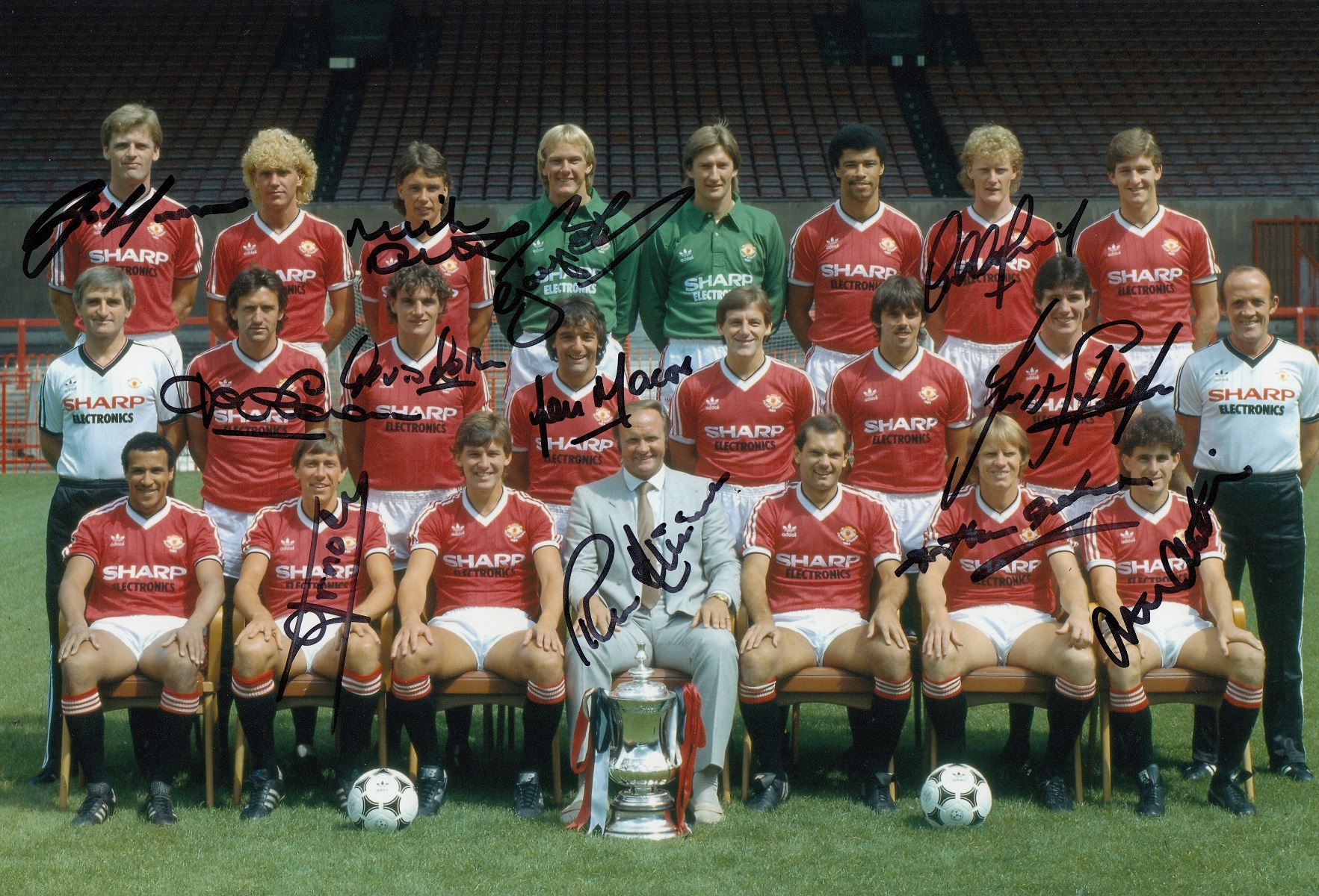 Football Autographed Manchester United Photo, A Superb Image Depicting The 1983 Fa Cup Winners -