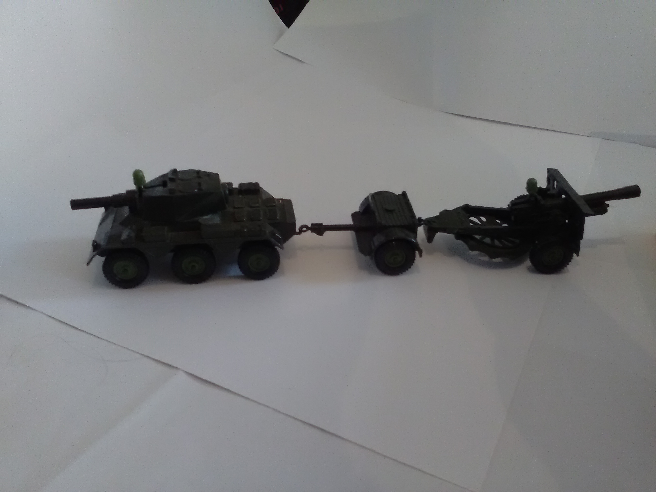 Saladin Armoured Patrol Crescent Toys model. Saladin tank towing Ammunition trailer and 25 Pounder - Image 2 of 4