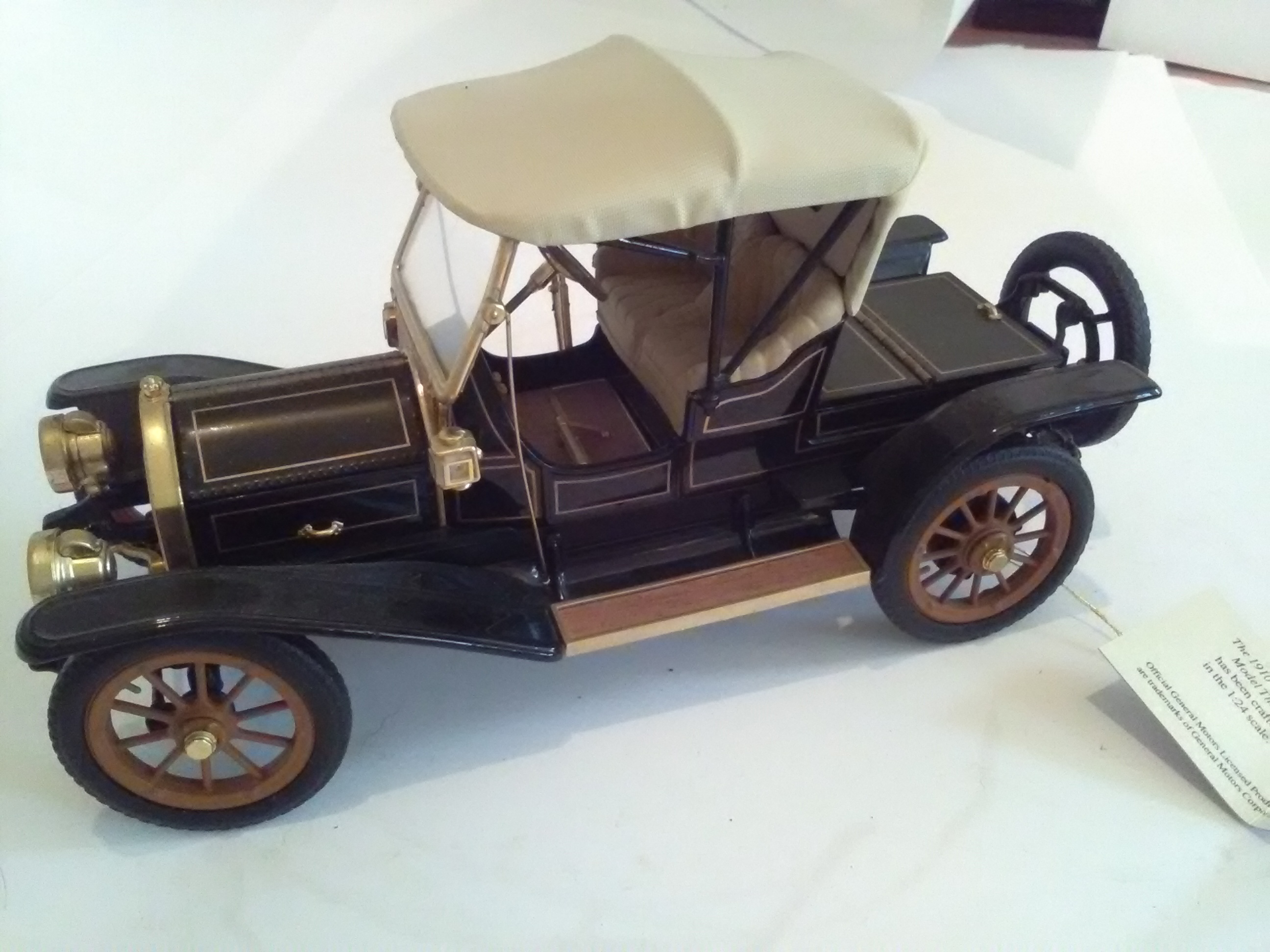 Cadillac Franklin mint 1/24 scale model of a Red 1910 Cadillac Model Thirty in excellent