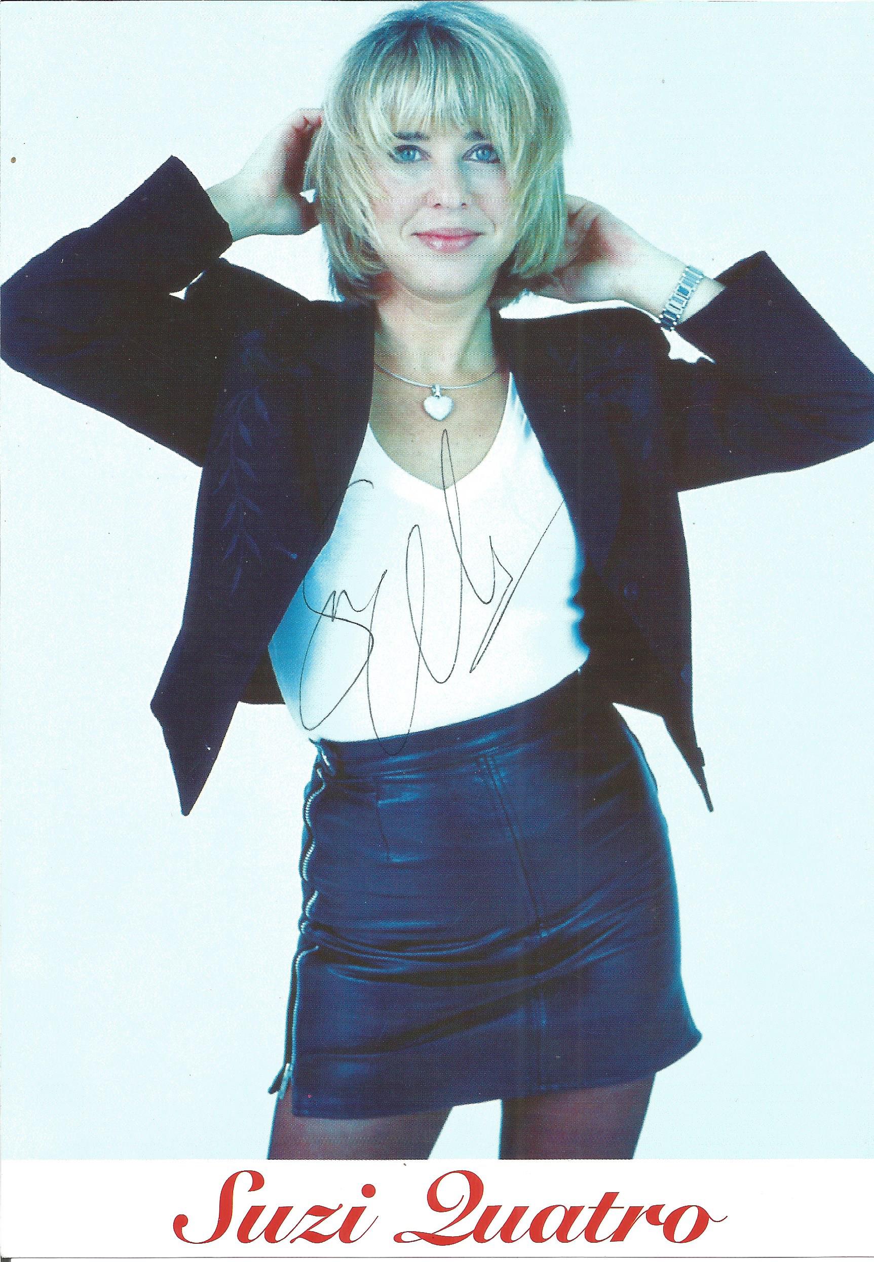 Suzi Quatro signed 8x6 colour photo. American rock singer-songwriter, multi-instrumentalist and