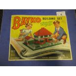 Fifteen Bayko boxed construction sets and various unboxed parts