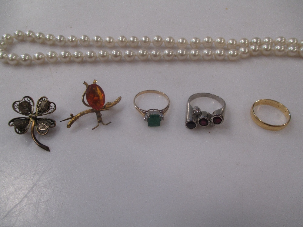 A small collection of jewellery to include an emerald and diamond three stone ring, a modern red - Image 2 of 2