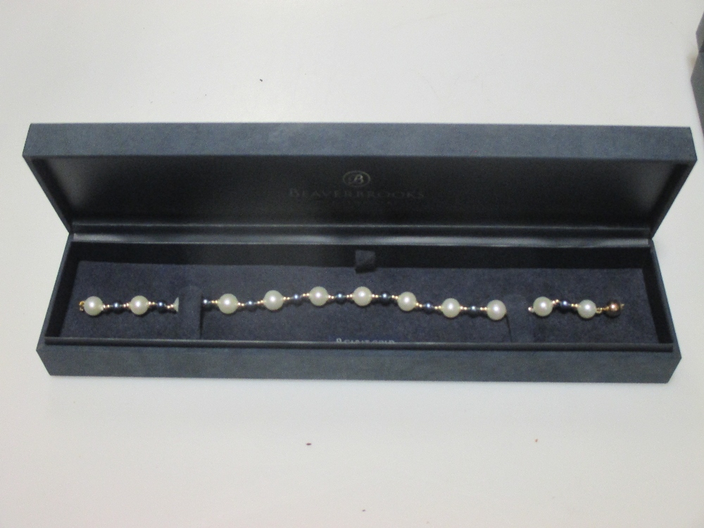 A jewellery box containing a large quantity of costume jewellery, together with two gold crosses - Image 4 of 4