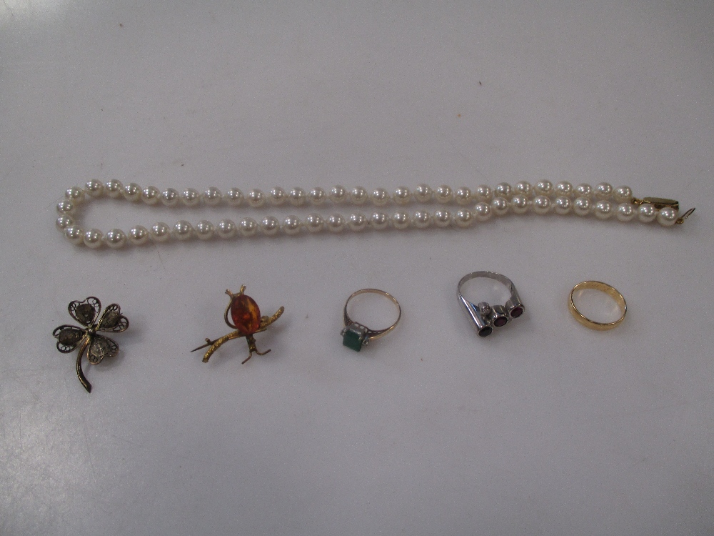 A small collection of jewellery to include an emerald and diamond three stone ring, a modern red