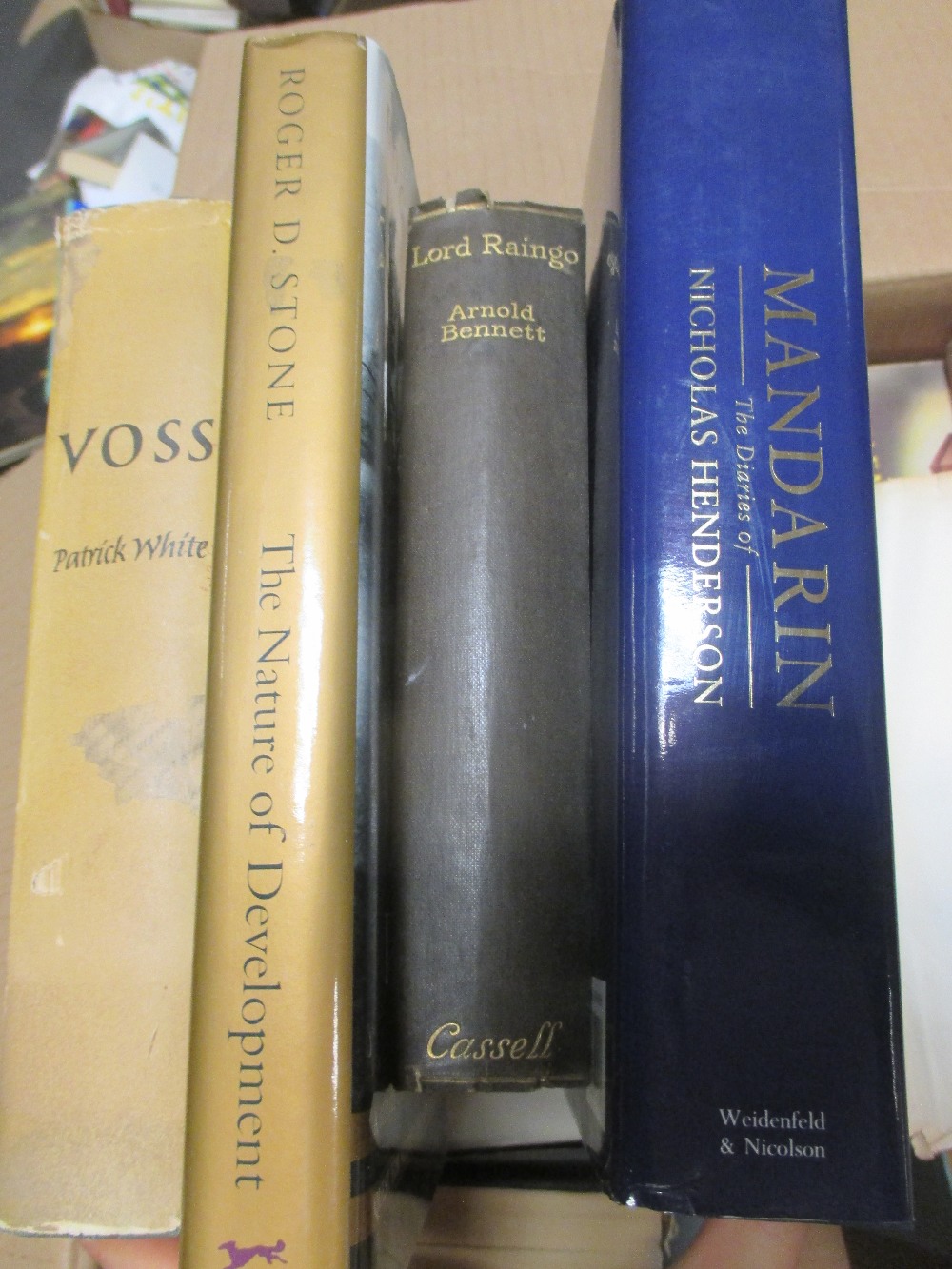 A large quantity of various books, to include novels, encyclopedia and others (qty) - Image 2 of 3
