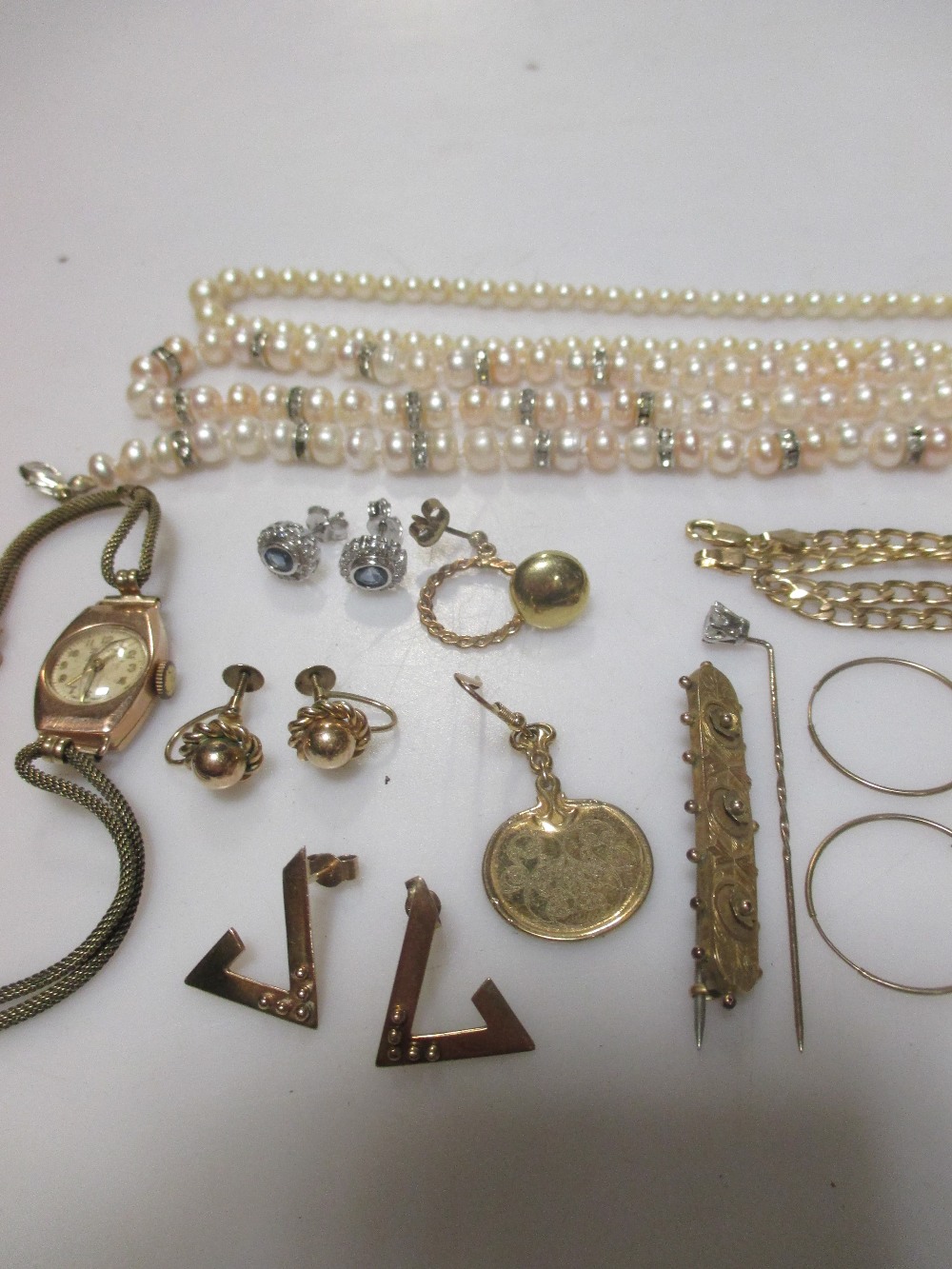 A collection of jewellery including a quantity of 9ct gold chains, earrings, pendant, brooch etc - Image 3 of 3