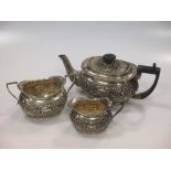 A Victorian silver three piece teaset, Birmingham 1900, 19ozt gross (3)