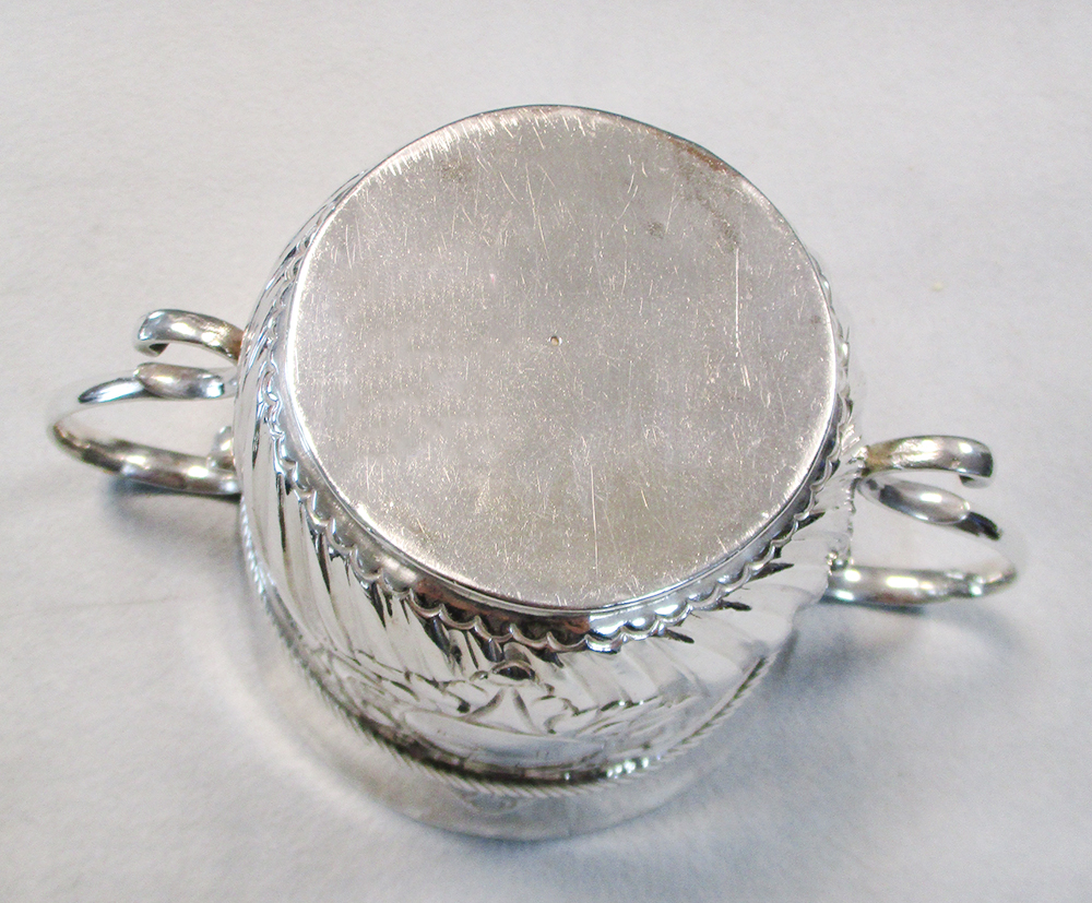 A George II silver two handled porringer, possibly by Peter Simon, London 1726, of traditional - Image 5 of 5