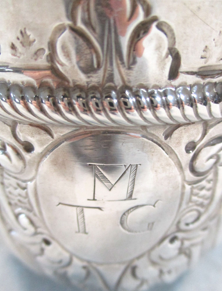 A George II silver two handled porringer, possibly by Peter Simon, London 1726, of traditional - Image 3 of 5