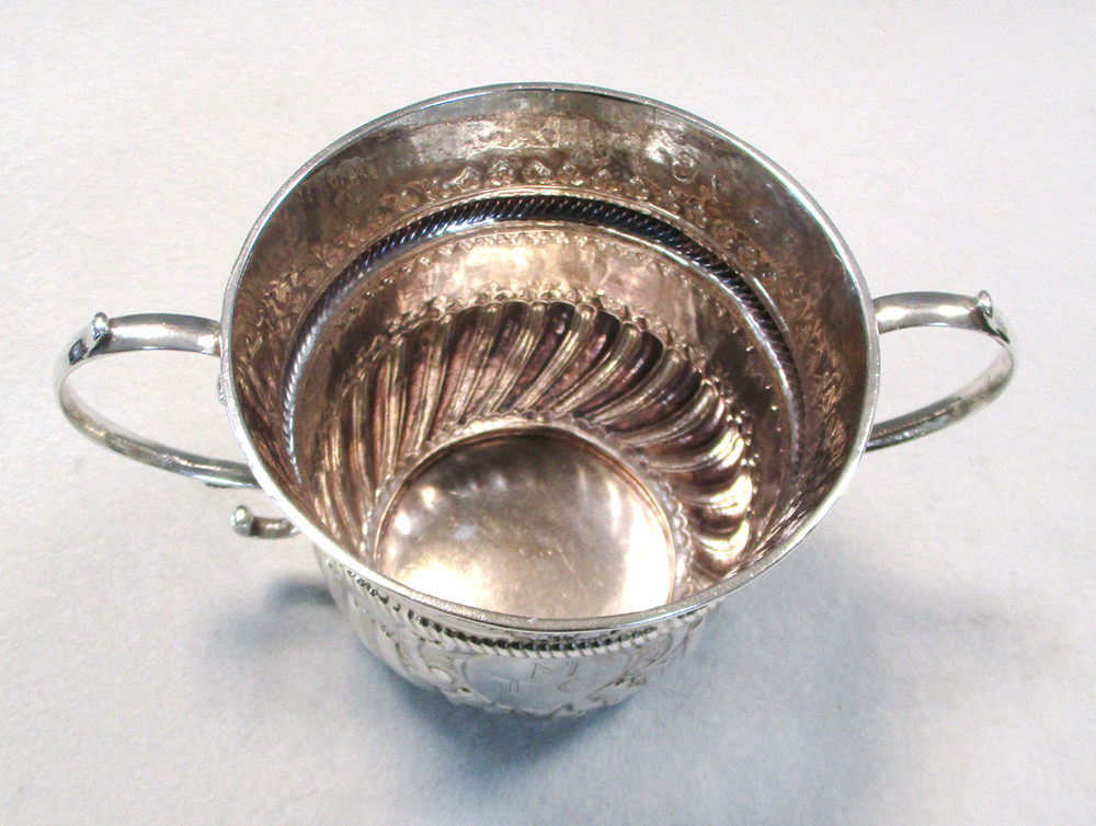 A George II silver two handled porringer, possibly by Peter Simon, London 1726, of traditional - Image 2 of 5