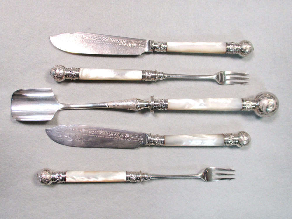 A silver plated cheese and pickle flatware set, by Martin Hall & Co of Sheffield, comprising a - Image 2 of 5