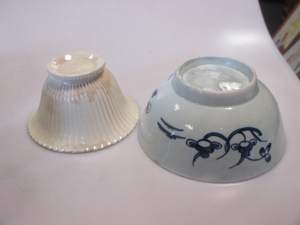 A late 18th Worcester blue & white cup together with a slop bowl and other items (4) - Image 5 of 6