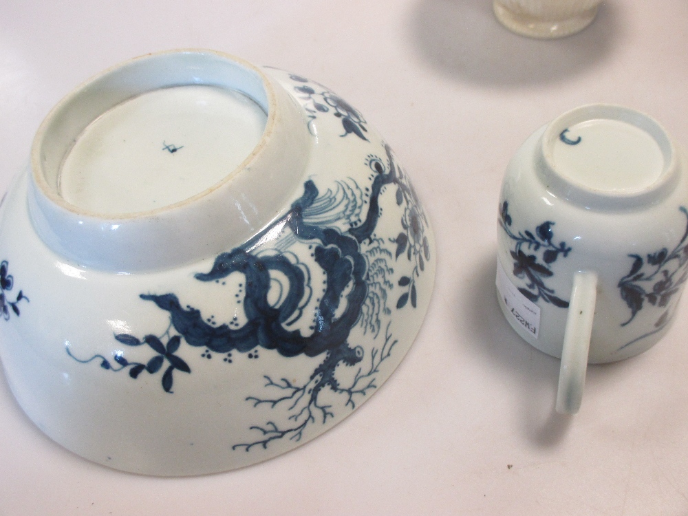 A late 18th Worcester blue & white cup together with a slop bowl and other items (4) - Image 4 of 6